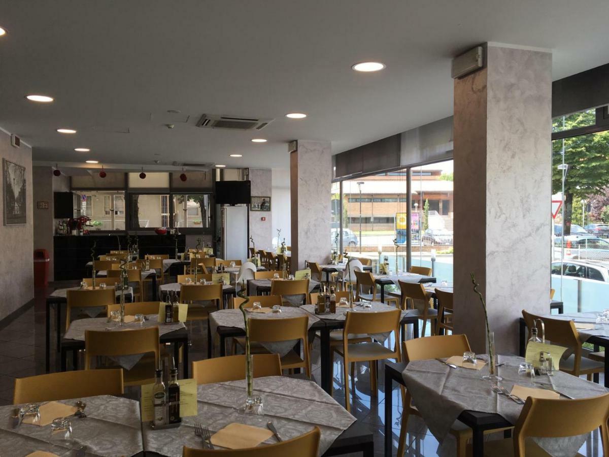 רימיני Hotel Etoile מראה חיצוני תמונה