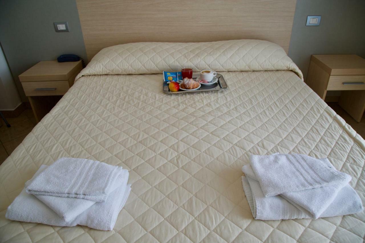רימיני Hotel Etoile מראה חיצוני תמונה