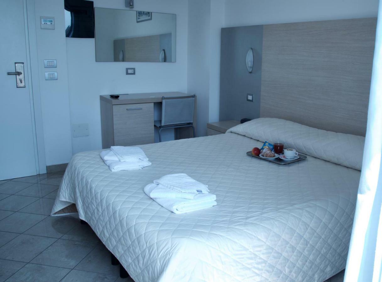 רימיני Hotel Etoile מראה חיצוני תמונה